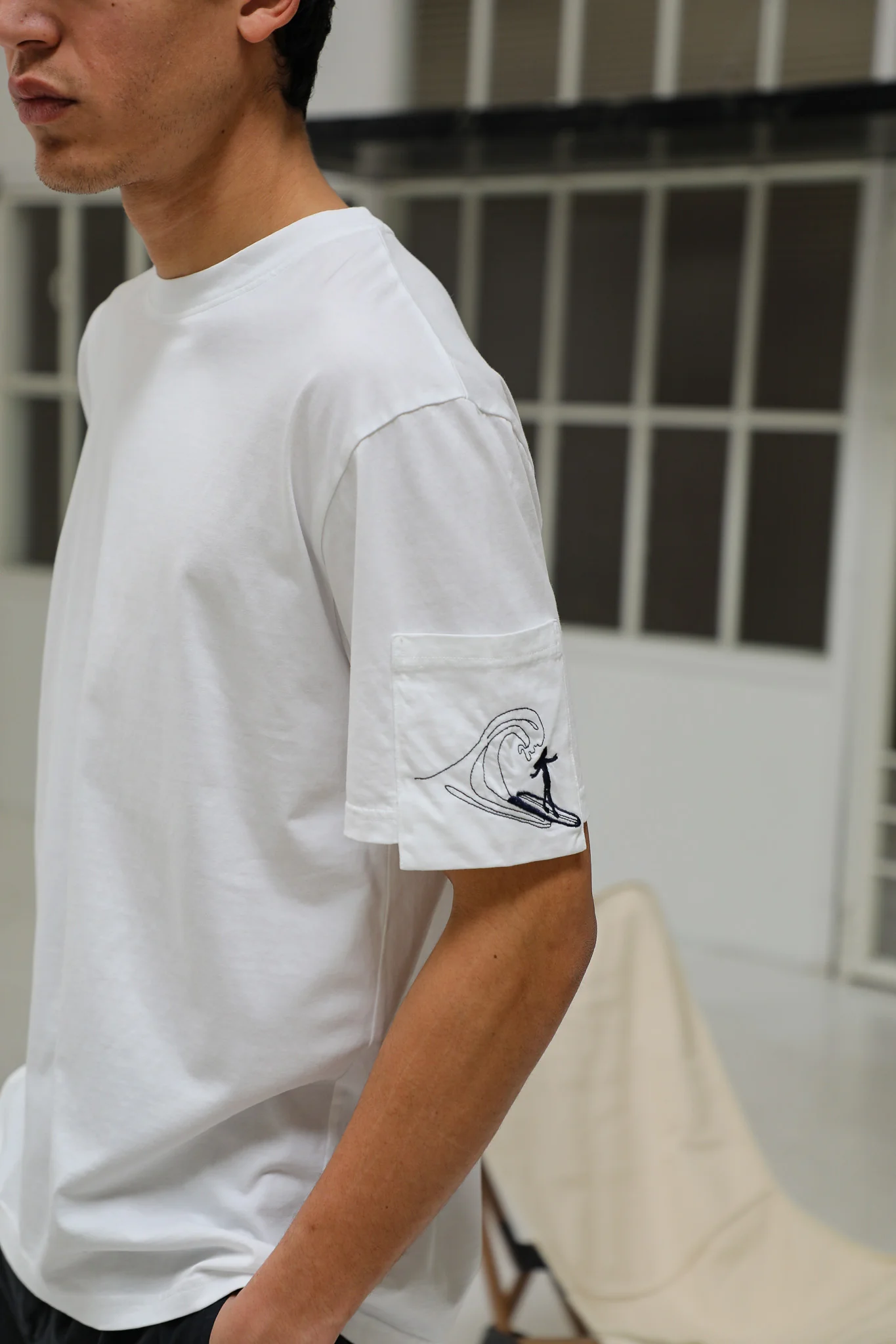 Trendy Pocket T-Shirt Detail White - Image 3